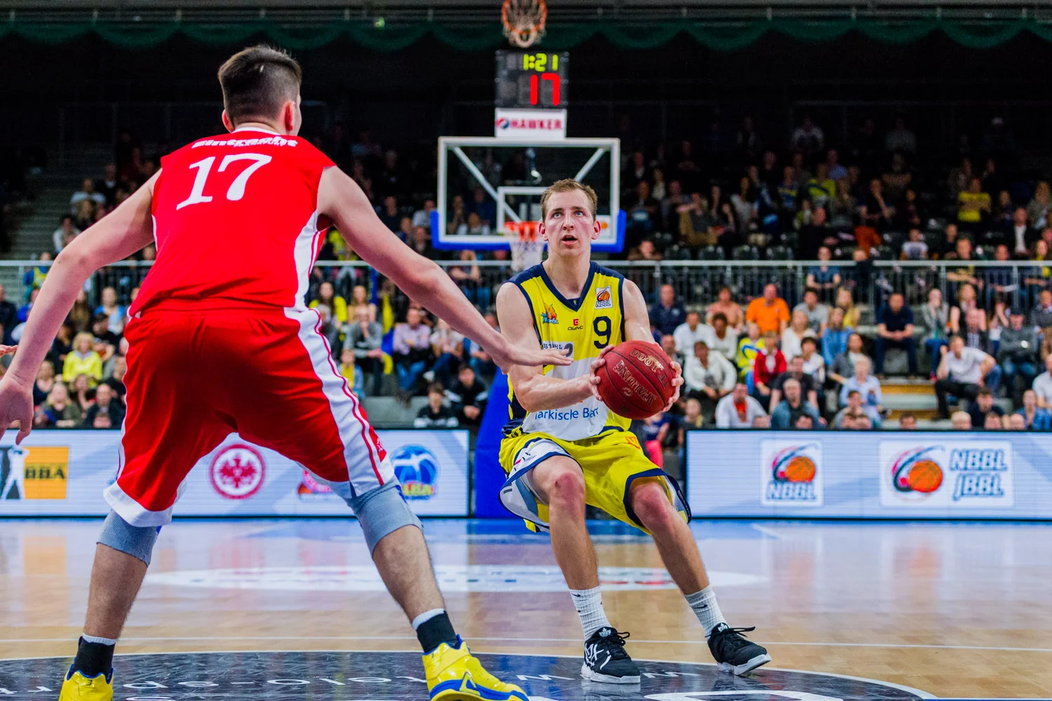 HAGEN, GERMANY - Mai 16, 2015: während des Nachwuchs Basketball Bundesliga (NBBL) Halbfinal-Spiels zwischen Phoenix Hagen Juniors (U19) und Eintracht Frankfurt / FRAPORT SKYLINERS (U19) in der ENERVIE Arena in Hagen, Deutschland.