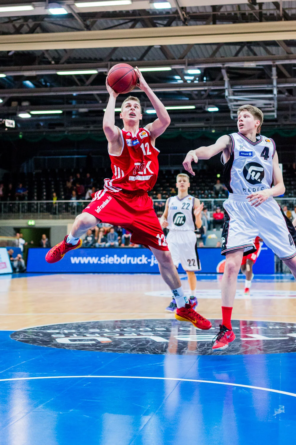 HAGEN, GERMANY - Mai 16, 2015: während des Jugend Basketball Bundesliga (JBBL) Halbfinal-Spiels zwischen Young Dragons Quakenbrück (U16) und TSV Tröster Breitengüßbach (U16), in der ENERVIE Arena in Hagen, Deutschland.
