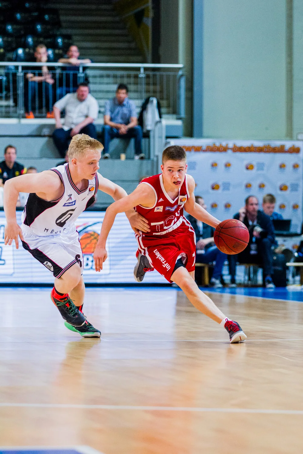 HAGEN, GERMANY - Mai 16, 2015: während des Jugend Basketball Bundesliga (JBBL) Halbfinal-Spiels zwischen Young Dragons Quakenbrück (U16) und TSV Tröster Breitengüßbach (U16), in der ENERVIE Arena in Hagen, Deutschland.