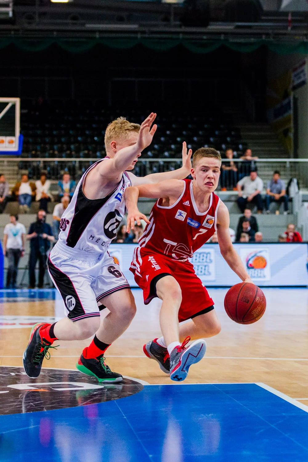 HAGEN, GERMANY - Mai 16, 2015: während des Jugend Basketball Bundesliga (JBBL) Halbfinal-Spiels zwischen Young Dragons Quakenbrück (U16) und TSV Tröster Breitengüßbach (U16), in der ENERVIE Arena in Hagen, Deutschland.