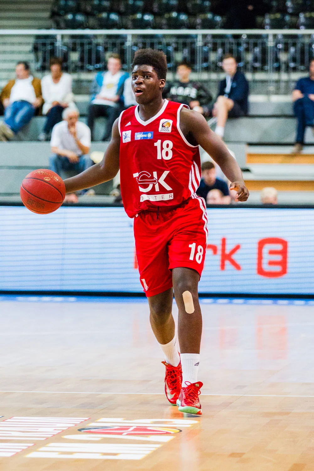 HAGEN, GERMANY - Mai 16, 2015: während des Jugend Basketball Bundesliga (JBBL) Halbfinal-Spiels zwischen Young Dragons Quakenbrück (U16) und TSV Tröster Breitengüßbach (U16), in der ENERVIE Arena in Hagen, Deutschland.