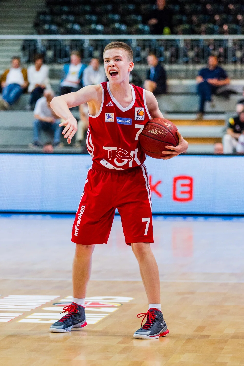 HAGEN, GERMANY - Mai 16, 2015: während des Jugend Basketball Bundesliga (JBBL) Halbfinal-Spiels zwischen Young Dragons Quakenbrück (U16) und TSV Tröster Breitengüßbach (U16), in der ENERVIE Arena in Hagen, Deutschland.