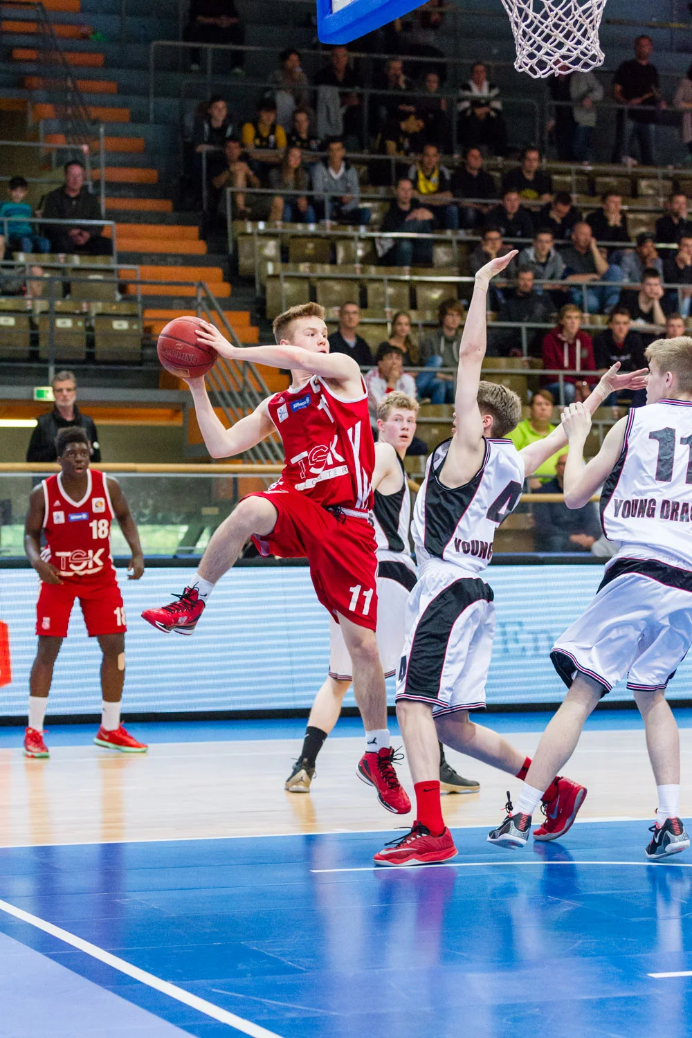 HAGEN, GERMANY - Mai 16, 2015: während des Jugend Basketball Bundesliga (JBBL) Halbfinal-Spiels zwischen Young Dragons Quakenbrück (U16) und TSV Tröster Breitengüßbach (U16), in der ENERVIE Arena in Hagen, Deutschland.