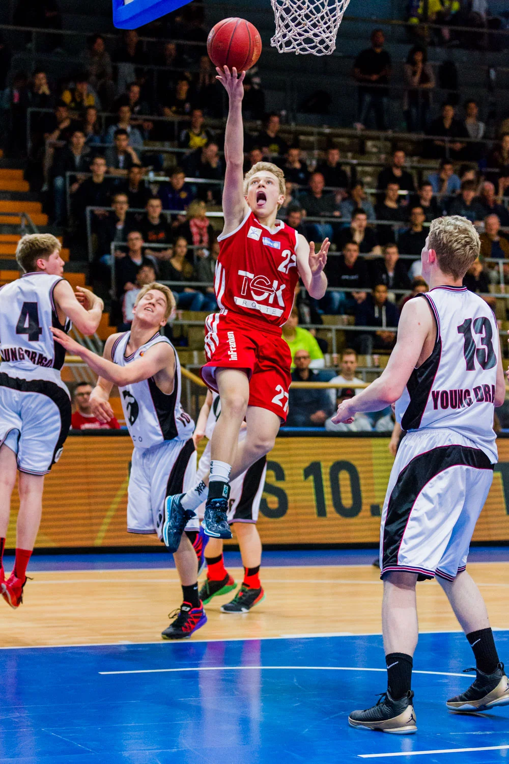 HAGEN, GERMANY - Mai 16, 2015: während des Jugend Basketball Bundesliga (JBBL) Halbfinal-Spiels zwischen Young Dragons Quakenbrück (U16) und TSV Tröster Breitengüßbach (U16), in der ENERVIE Arena in Hagen, Deutschland.