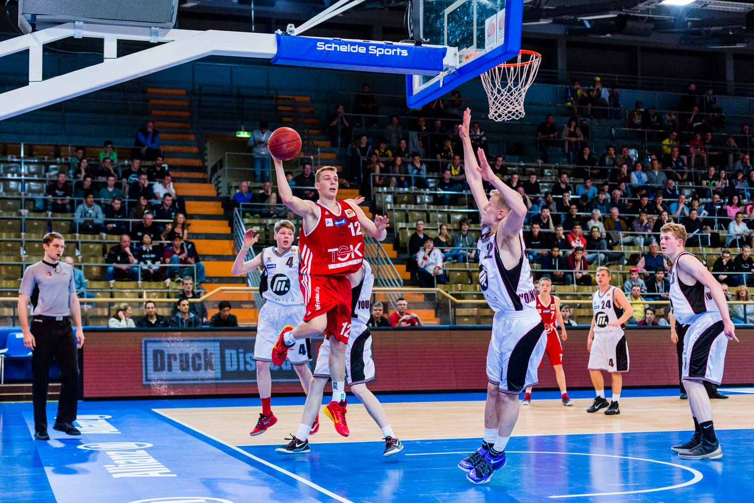 HAGEN, GERMANY - Mai 16, 2015: während des Jugend Basketball Bundesliga (JBBL) Halbfinal-Spiels zwischen Young Dragons Quakenbrück (U16) und TSV Tröster Breitengüßbach (U16), in der ENERVIE Arena in Hagen, Deutschland.