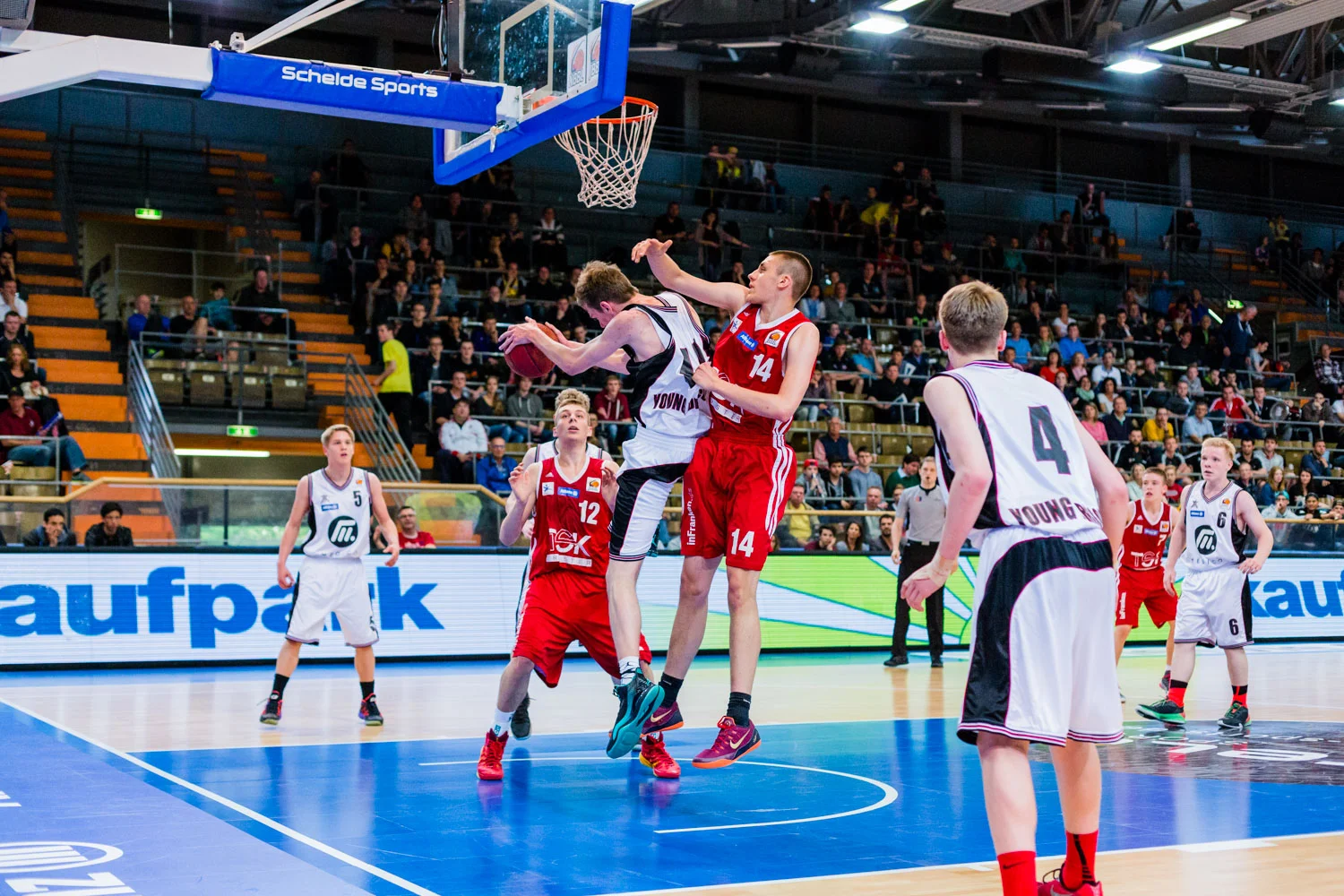 HAGEN, GERMANY - Mai 16, 2015: während des Jugend Basketball Bundesliga (JBBL) Halbfinal-Spiels zwischen Young Dragons Quakenbrück (U16) und TSV Tröster Breitengüßbach (U16), in der ENERVIE Arena in Hagen, Deutschland.