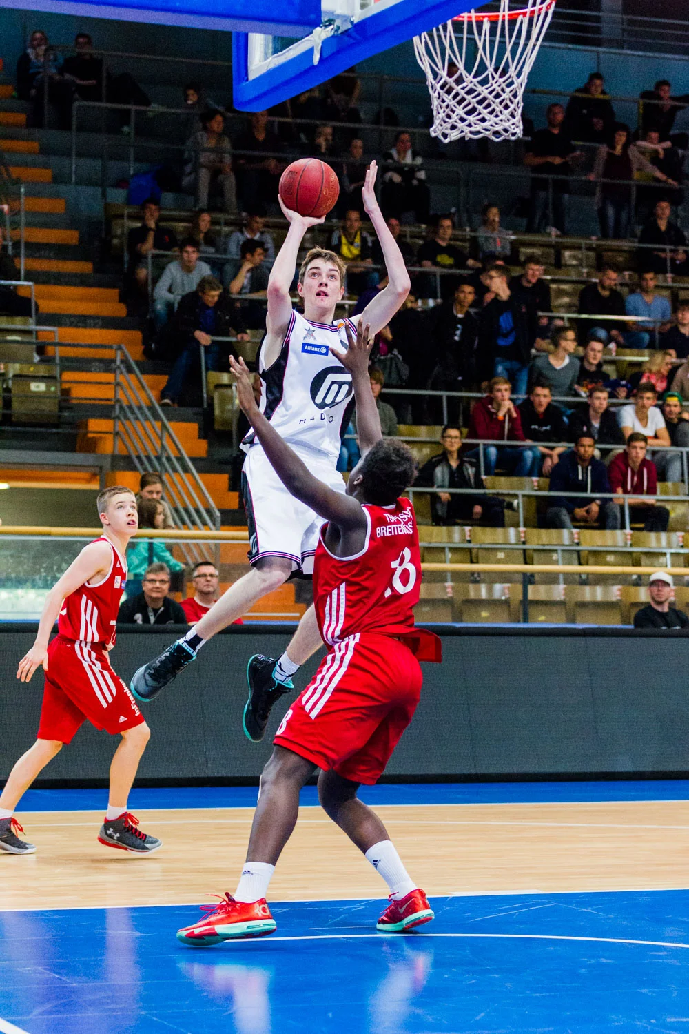 HAGEN, GERMANY - Mai 16, 2015: während des Jugend Basketball Bundesliga (JBBL) Halbfinal-Spiels zwischen Young Dragons Quakenbrück (U16) und TSV Tröster Breitengüßbach (U16), in der ENERVIE Arena in Hagen, Deutschland.