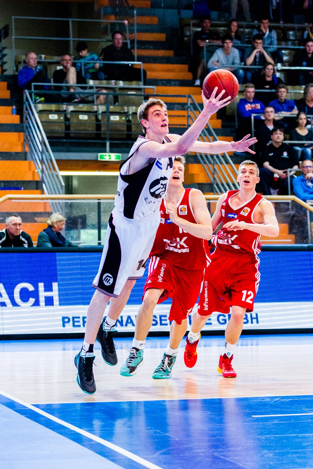 HAGEN, GERMANY - Mai 16, 2015: während des Jugend Basketball Bundesliga (JBBL) Halbfinal-Spiels zwischen Young Dragons Quakenbrück (U16) und TSV Tröster Breitengüßbach (U16), in der ENERVIE Arena in Hagen, Deutschland.