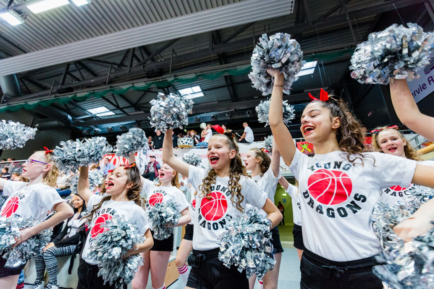 HAGEN, GERMANY - Mai 16, 2015: während des Jugend Basketball Bundesliga (JBBL) Halbfinal-Spiels zwischen Young Dragons Quakenbrück (U16) und TSV Tröster Breitengüßbach (U16), in der ENERVIE Arena in Hagen, Deutschland.
