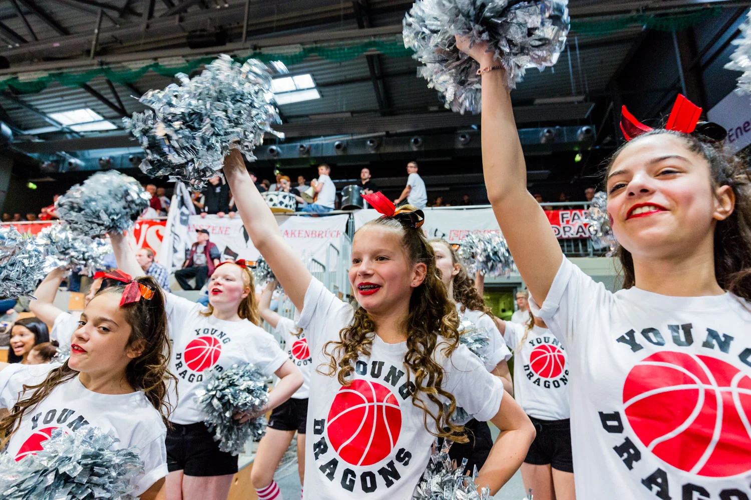 HAGEN, GERMANY - Mai 16, 2015: während des Jugend Basketball Bundesliga (JBBL) Halbfinal-Spiels zwischen Young Dragons Quakenbrück (U16) und TSV Tröster Breitengüßbach (U16), in der ENERVIE Arena in Hagen, Deutschland.