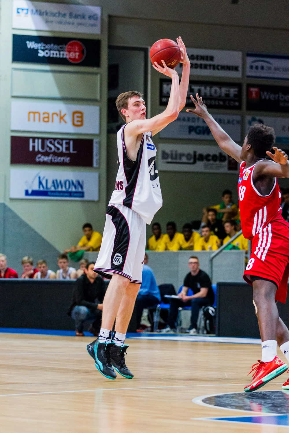 HAGEN, GERMANY - Mai 16, 2015: während des Jugend Basketball Bundesliga (JBBL) Halbfinal-Spiels zwischen Young Dragons Quakenbrück (U16) und TSV Tröster Breitengüßbach (U16), in der ENERVIE Arena in Hagen, Deutschland.
