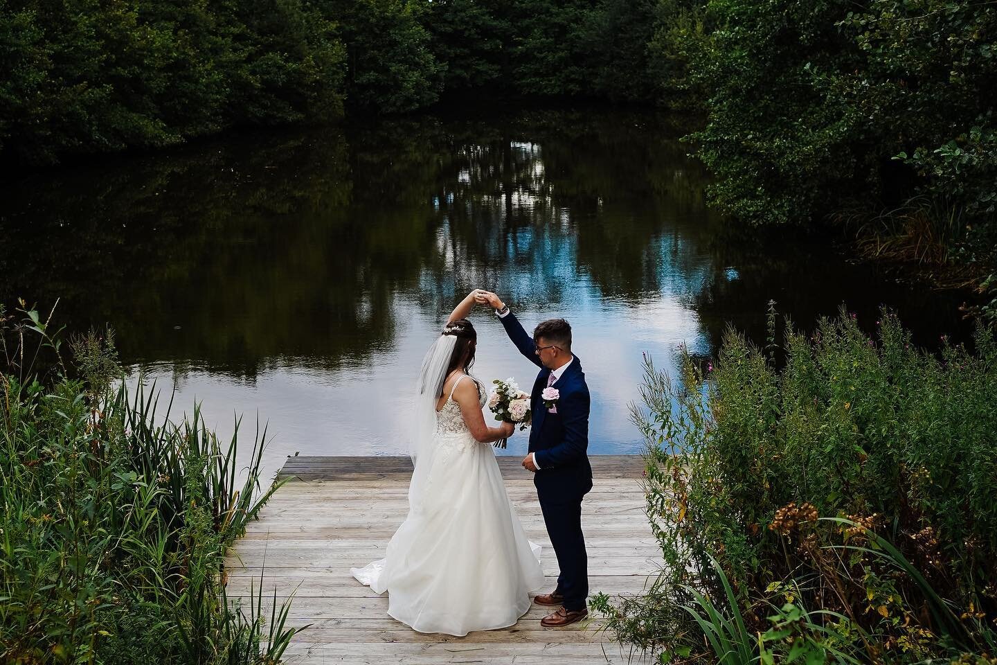 There&rsquo;s something about being by the water that makes my heart so full! As tempted as me and @strawberryweddingvideo were to have a dip we didn&rsquo;t&hellip; sorry for balancing on the edge to wind you up Bethan @styallodge 

With the amazing