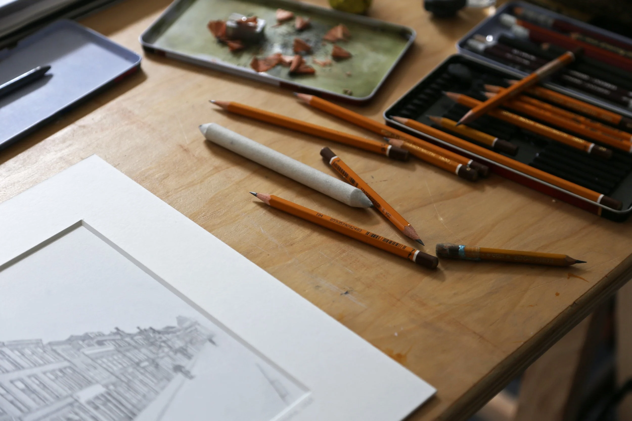 Tekening van een straat in Leiden met potloden ernaast