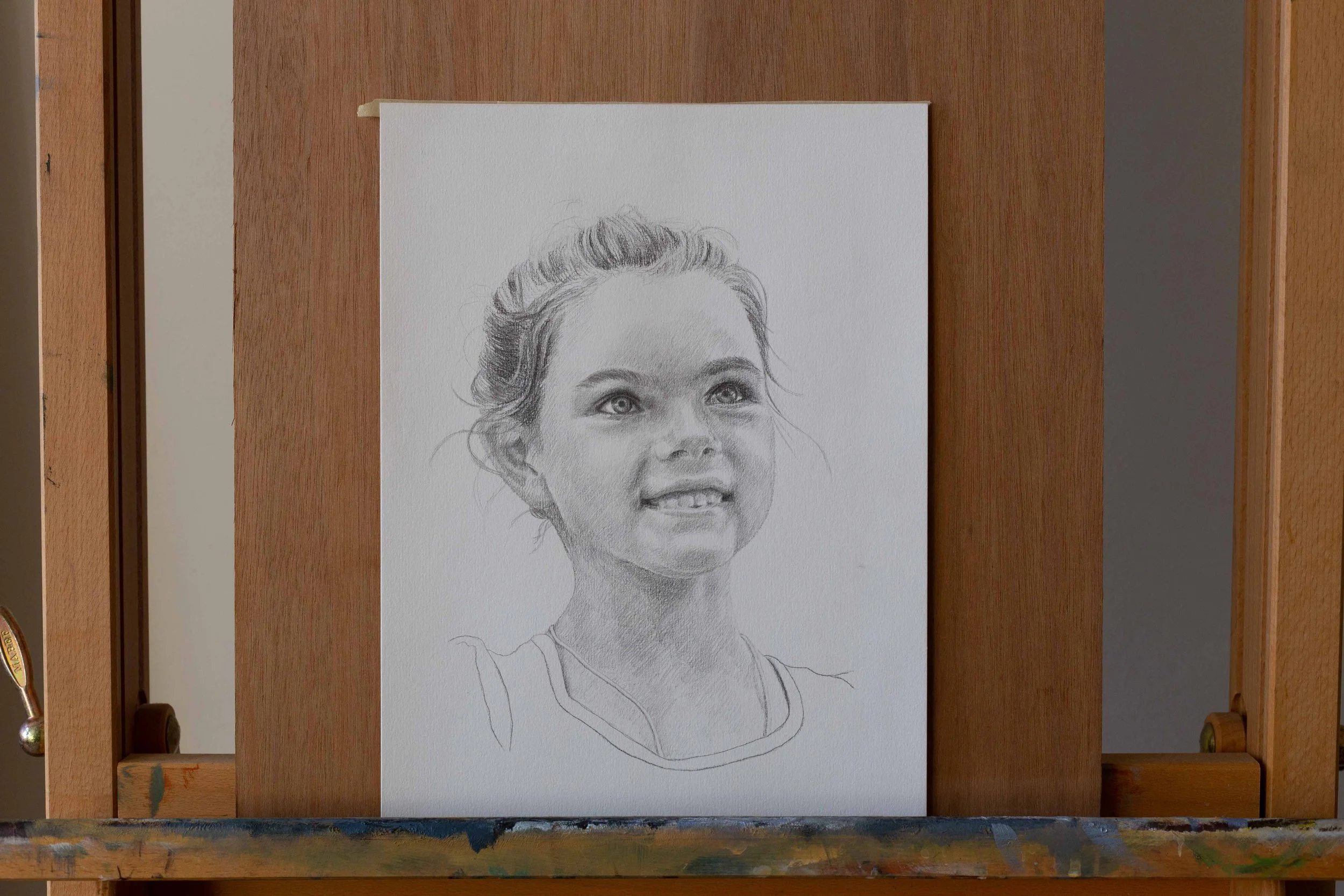 Getekend Portret, van een jong meisje, staande op een ezel.