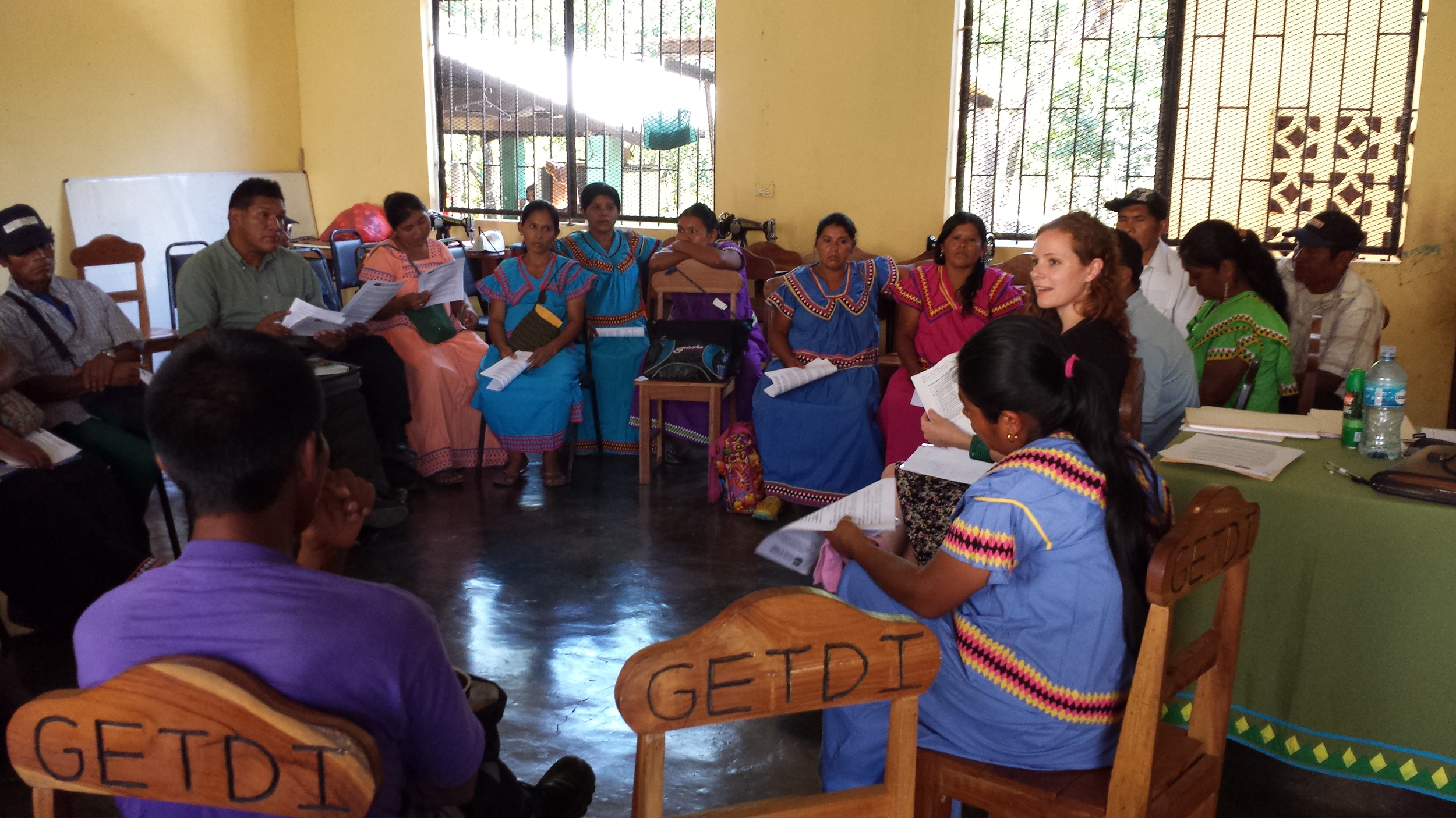 7. Parents meeting with Few for Change volunteers and President Katie Clay during the entrega ceremony. We love to hear feedback from families and volunteers about how the program is working, new opportunities, and key community needs.