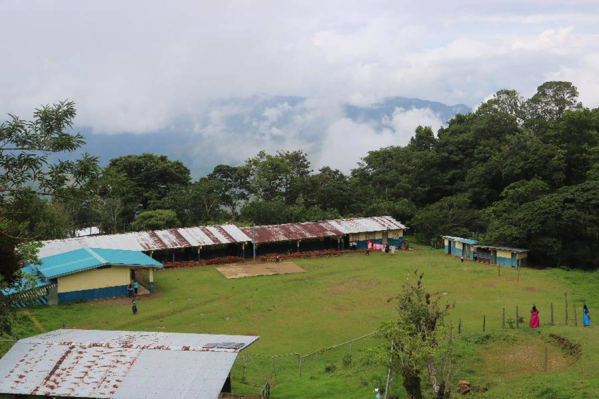 Ratón's elementary and middle school is about a 5-hour chiva ride from the nearest high school.