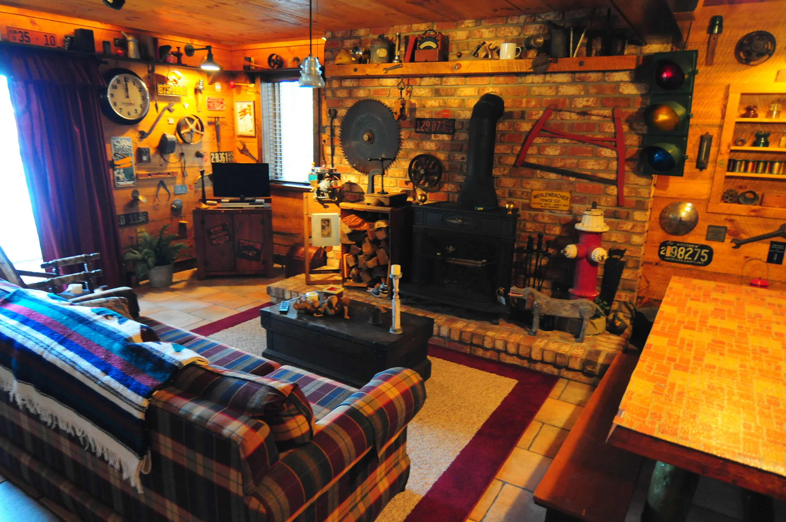 Sofa-bed if needed, and lake view.  Private entry.