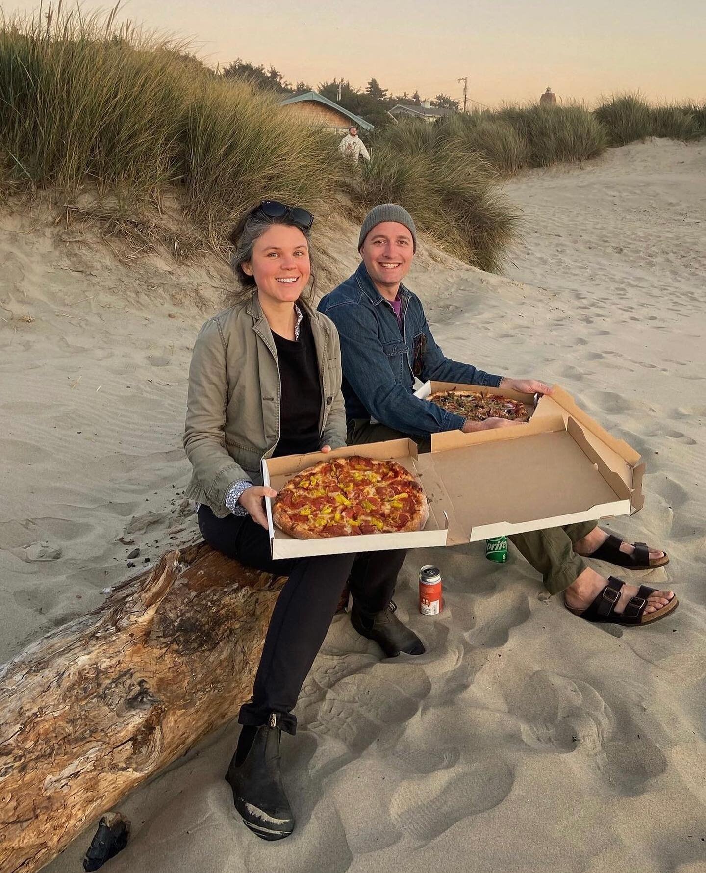 Love &amp; pizza ❤️🍕❤️

#manzanita #manzanitaoregon #oregon #pizza #beach #oregoncoast #love #romance #eater #beachvibes #beachlife #beachday #beachbum #pizzalover #pizzalovers #pizzatime