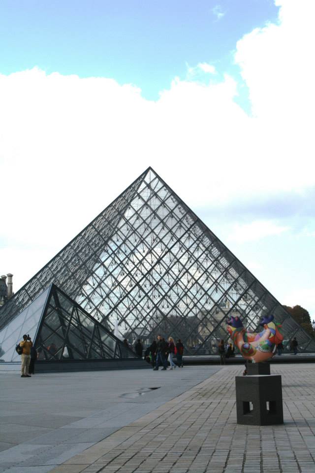 Chicks in Louvre