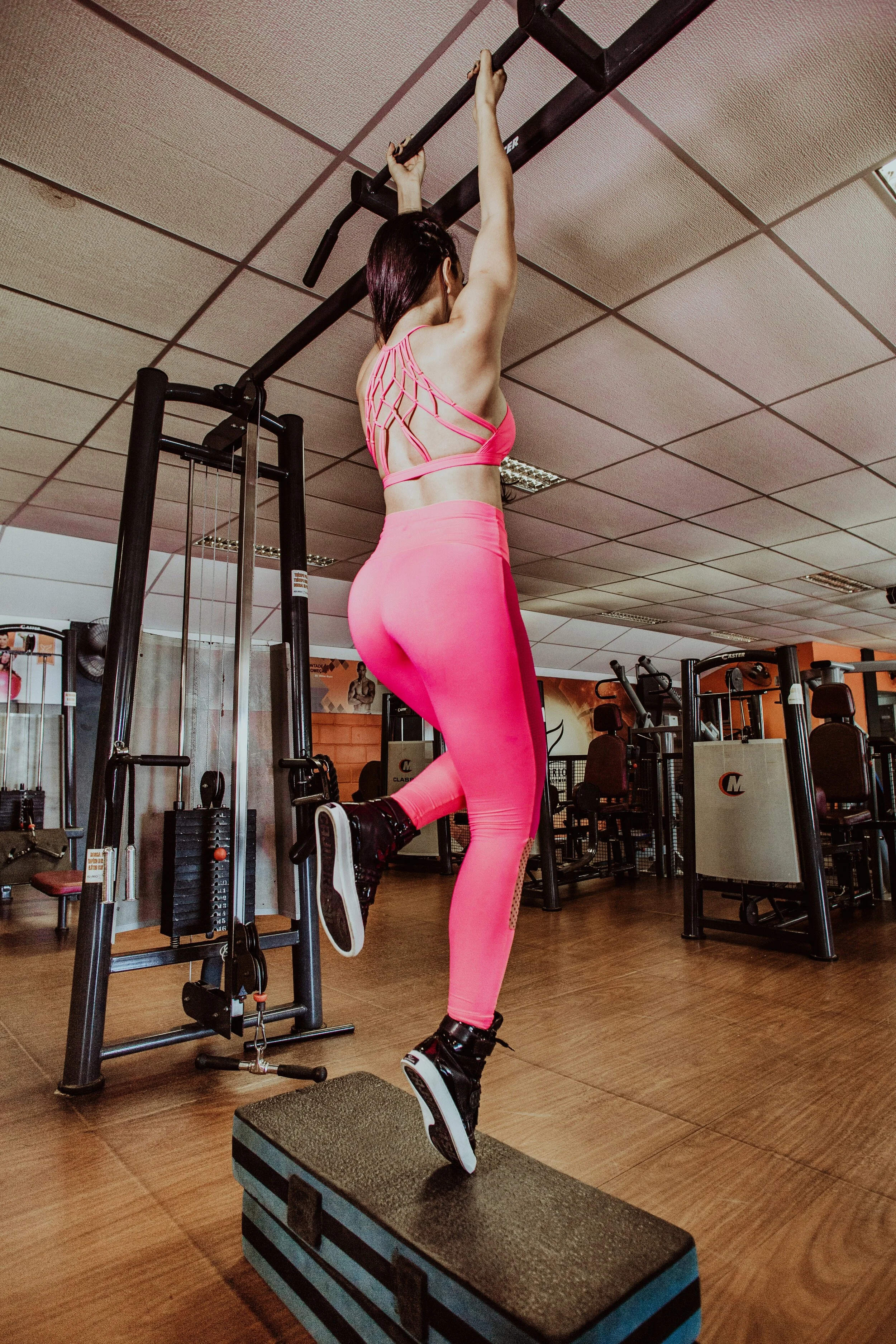 Be creative when trying to perform a pull-up during your fitness session! / Photo: Jonathan Borba