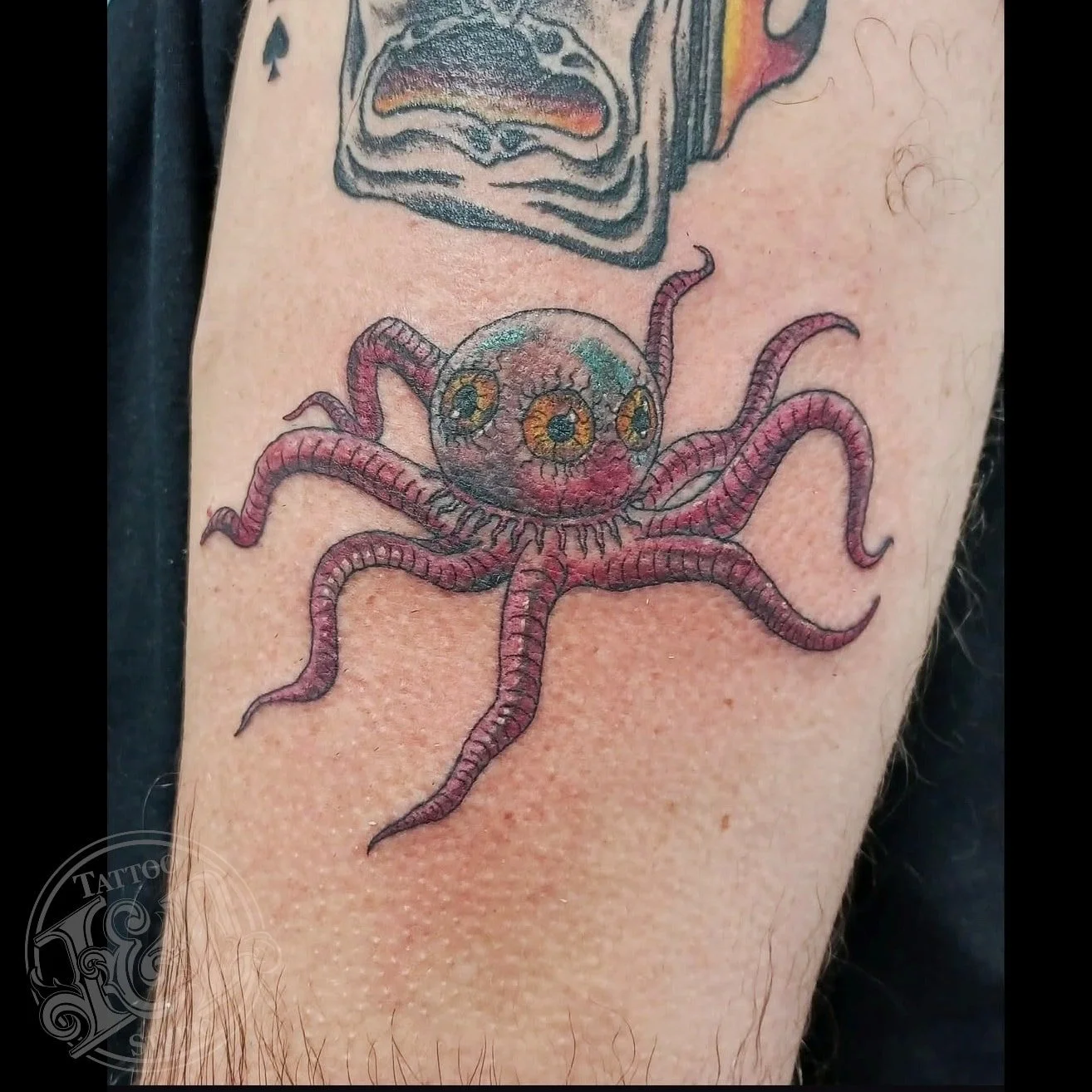 Here's a spooky eyeball creature from Alien:Earth by @stabinks have a happy Halloween and hope your day is Spook-tacular! #creature #alien #alienearth #tentacles #scary #happyhalloween #inkanddestroy #tattoo
