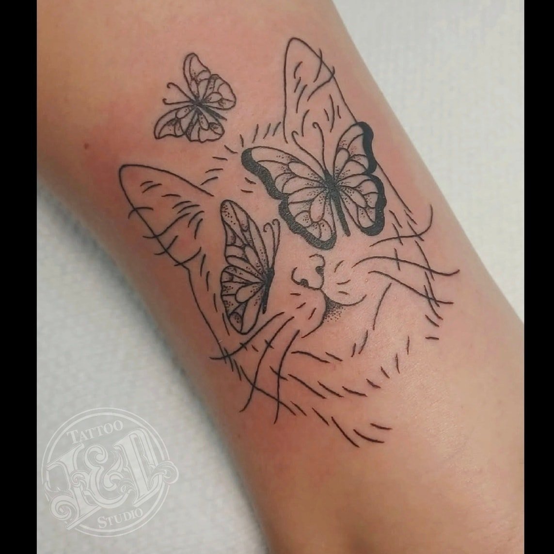 Simple cat face and butterflies from @stabinks come see Abi for tattoos that are the cats pajamas! #cats #cattoos #felinefine #thecatspajamas #butterflies #pets #inkanddestroy #tattoo #blackandgray