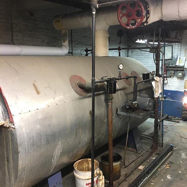 Removing this gigantic boiler to replace it for something a bit more compact. Oil to gas conversion with trvs and master vents. For a clean boiler removal, we clean the boiler first, then start taking it apart. Boiler art work by...? 😂