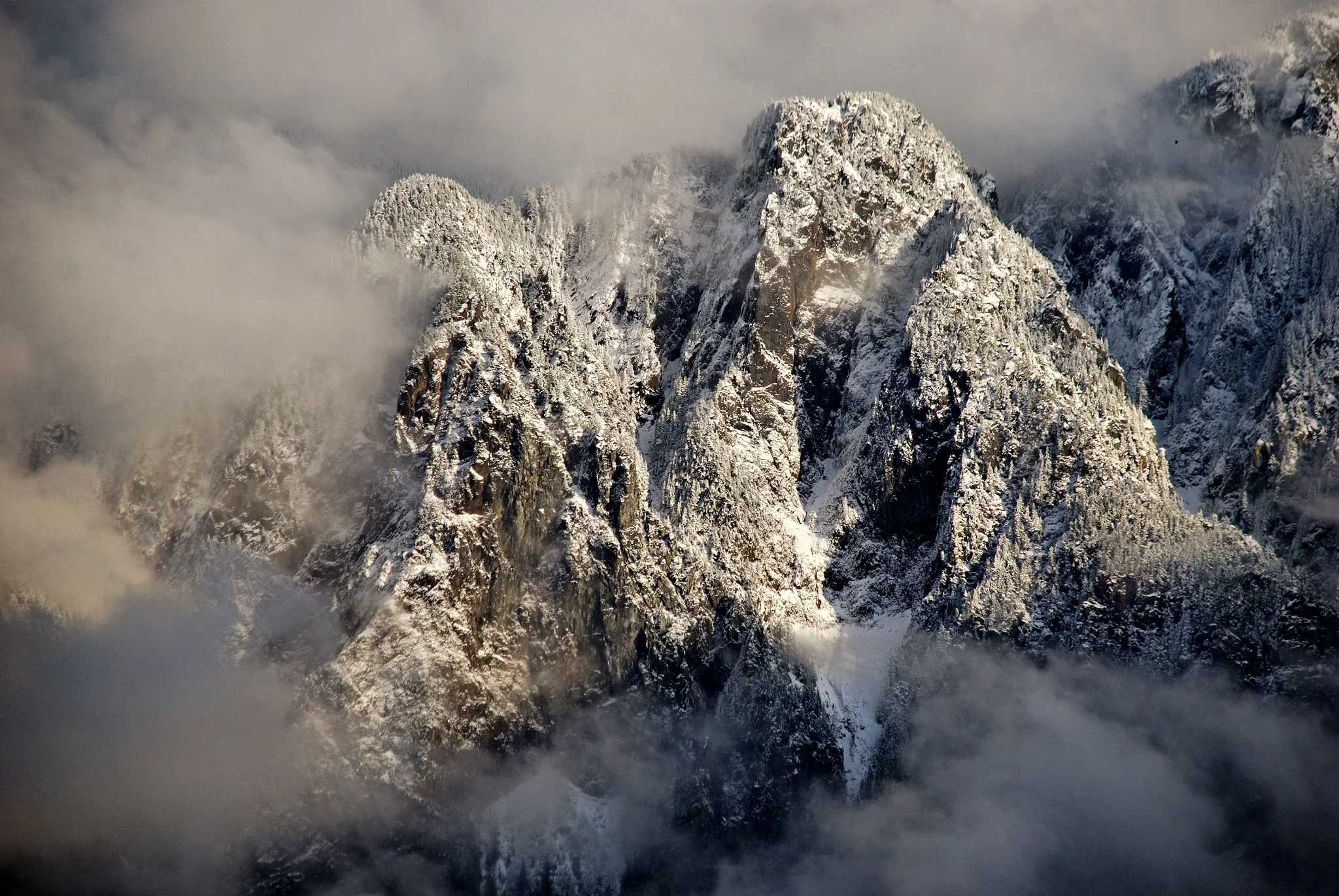 Mt_Si_Rampart_Jutting.jpg