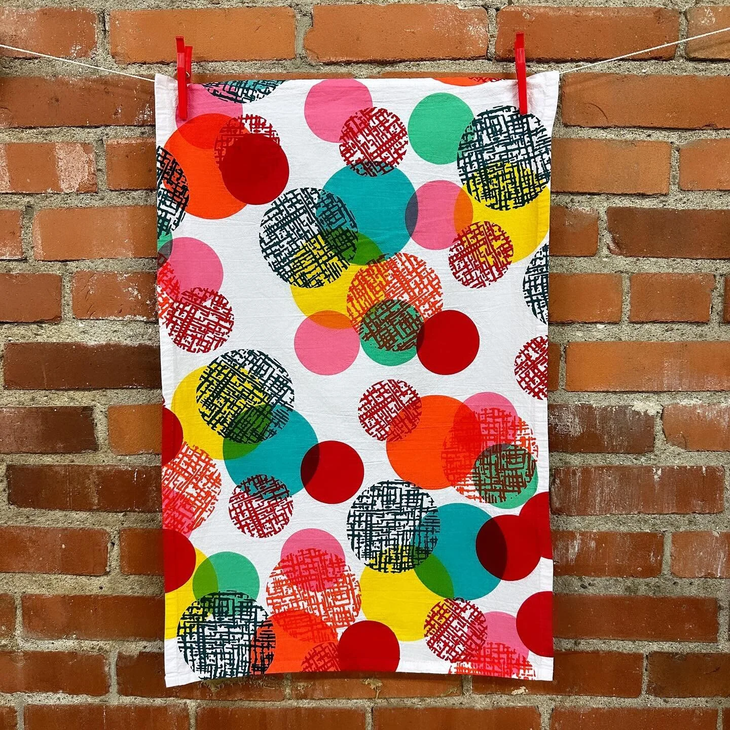 A full look at the Rainbowie tea towel- I shared a detail shot the other day&hellip;
I still have a couple of these in my online shop! ✨Guaranteed to brighten up your space! ✨😉 #hostforhome
