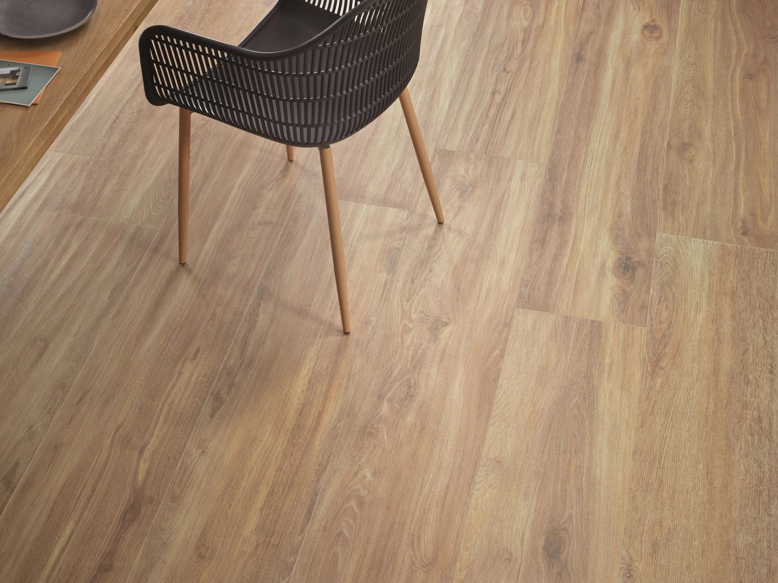 橡木-NO.1木紋棕 30x150 實景 (1)-1.jpg