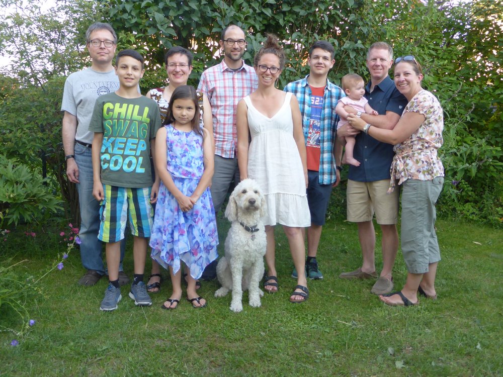Distant relatives meet. L to R: Arndt, Georg, Annette, Elisabeth, Dave, Truffle, Sarah, Johannes, Clara, Patrick, Lauren