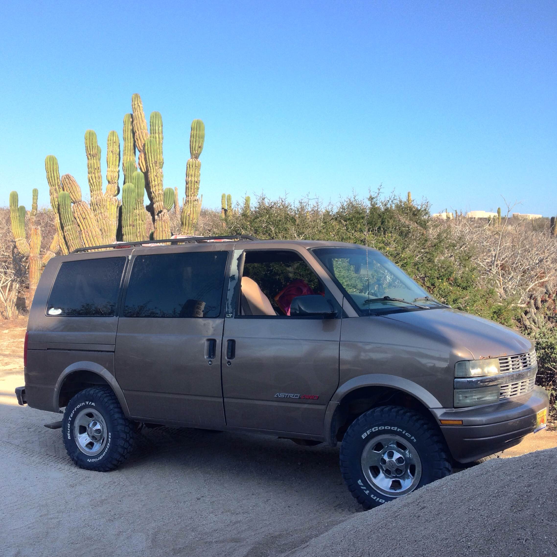 Rolling around in these lifted astro vans, with no worries in the deepest sand was also a nice change. God bless 4WD.