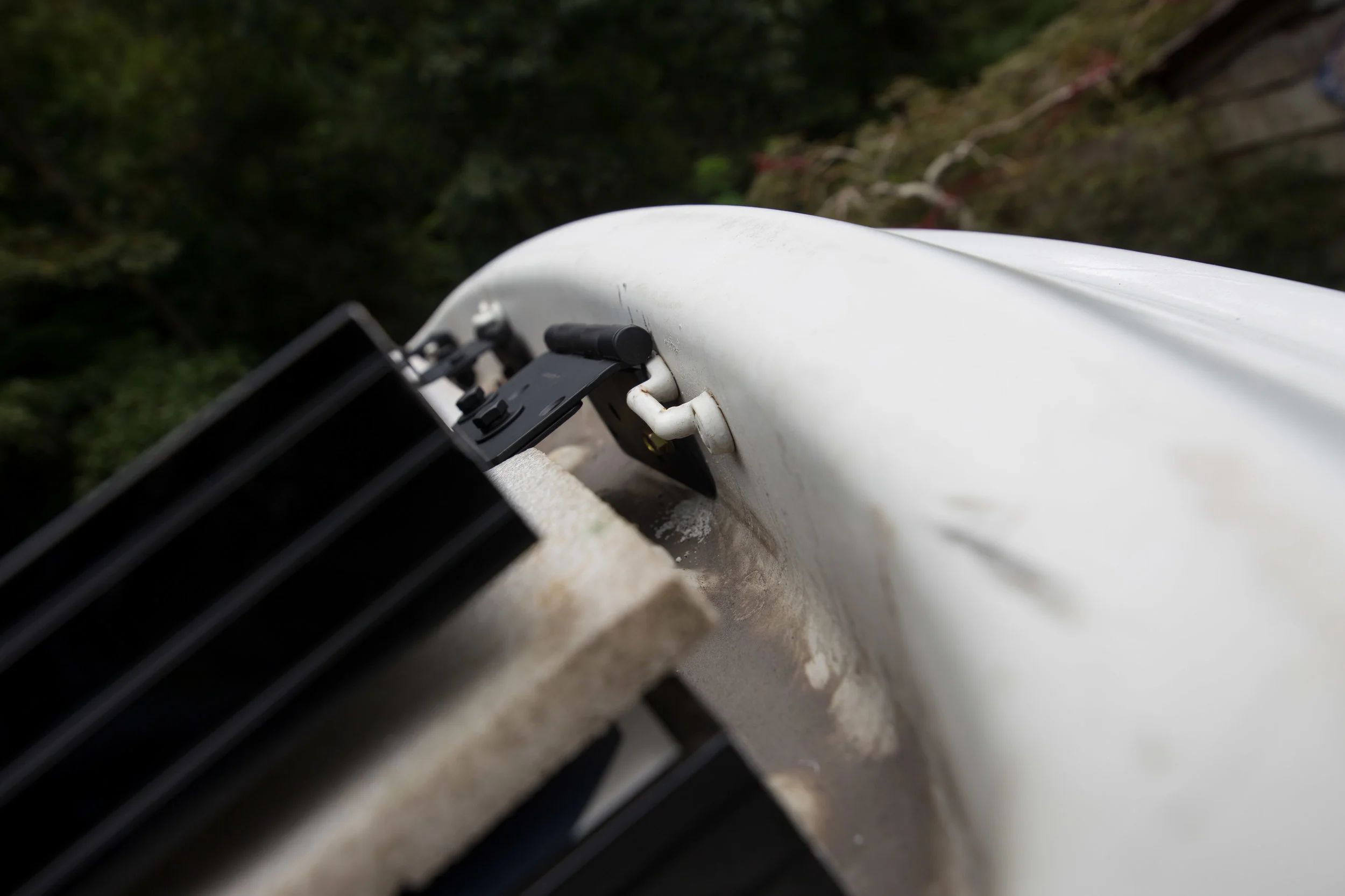 I put one of the bronze (included in the kit) self tapping bolts in each of the hinge brackets and drilled it directly into the luggage rack. The hinges will not all sit completely flush, and you can sort of use the luggage rack tie downs to help su…