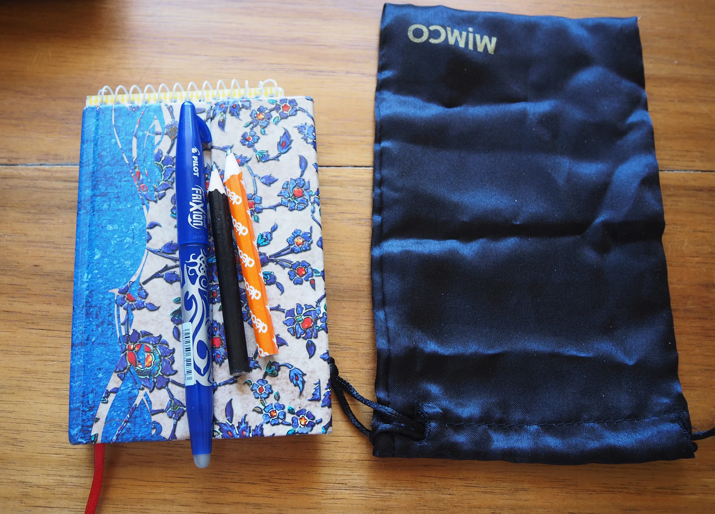 how to organise a handbag