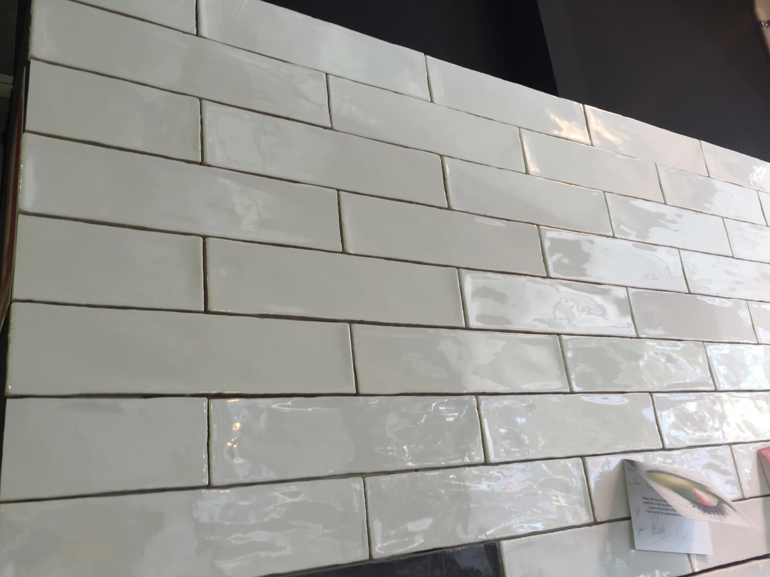 Splash-back tiles in subway