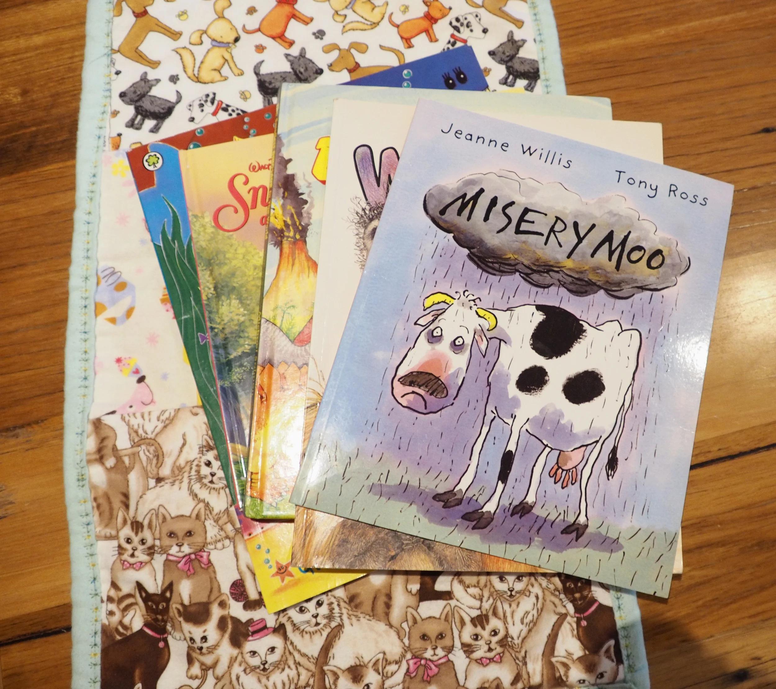 Hanging book bag for the car to keep kids entertained on long car journeys - The Organised You