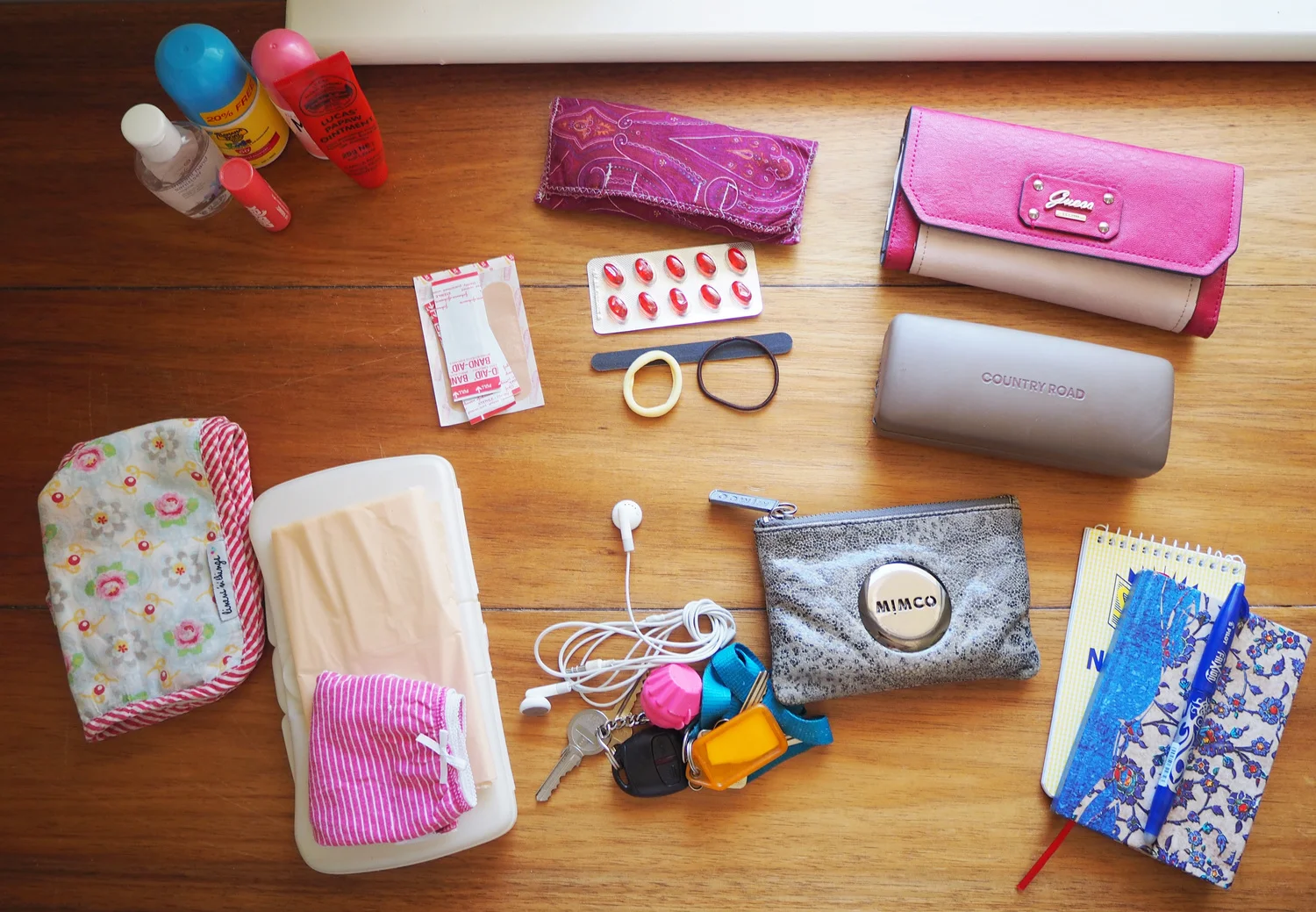 Handbag organisation using pouches - The Organised You.