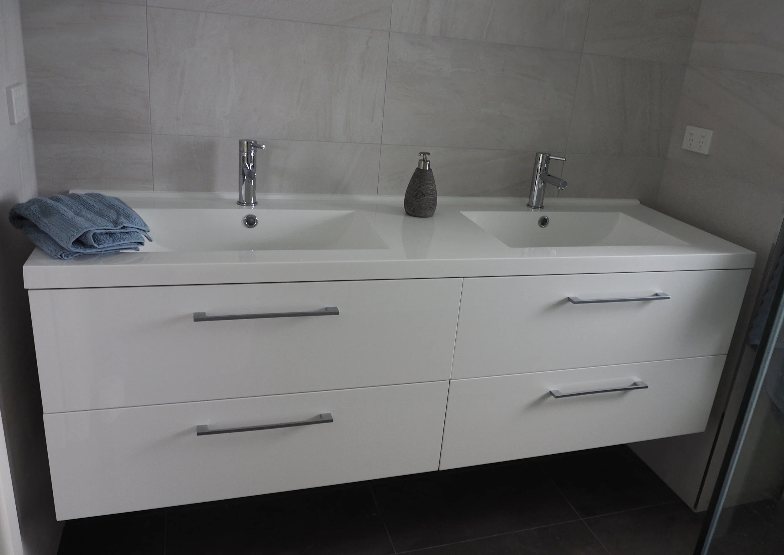 bathroom vanity organisation