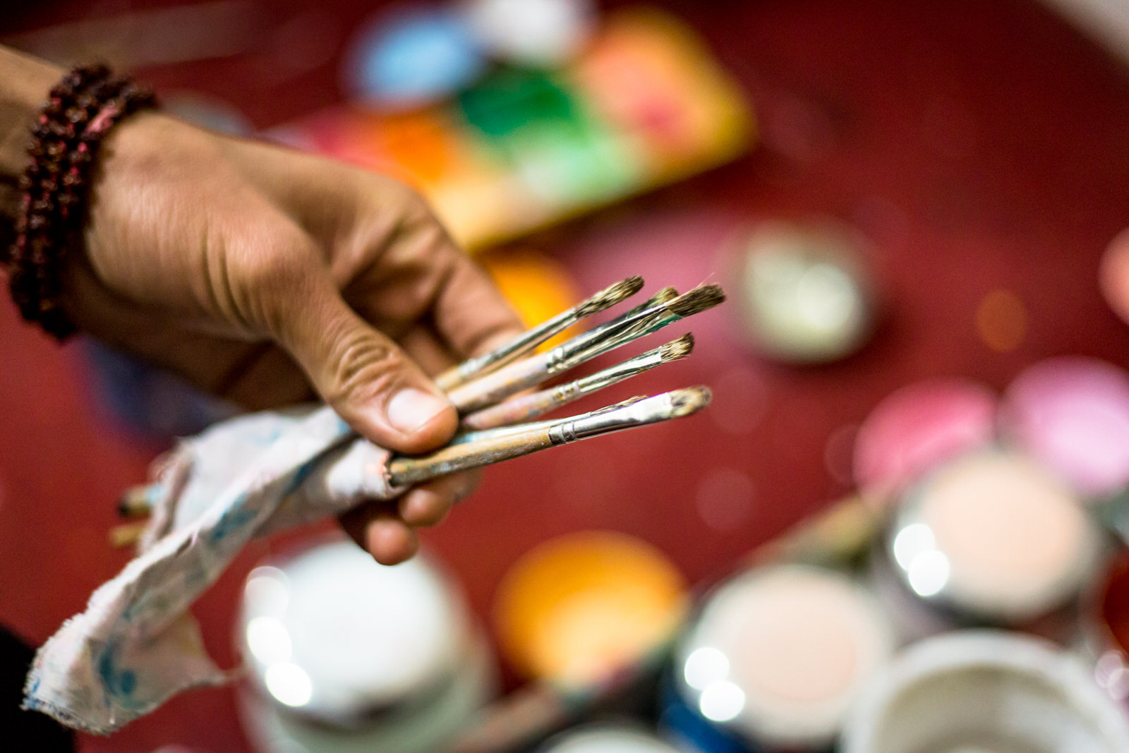 To paint the fine details, brushes of just one single yak hair are used.