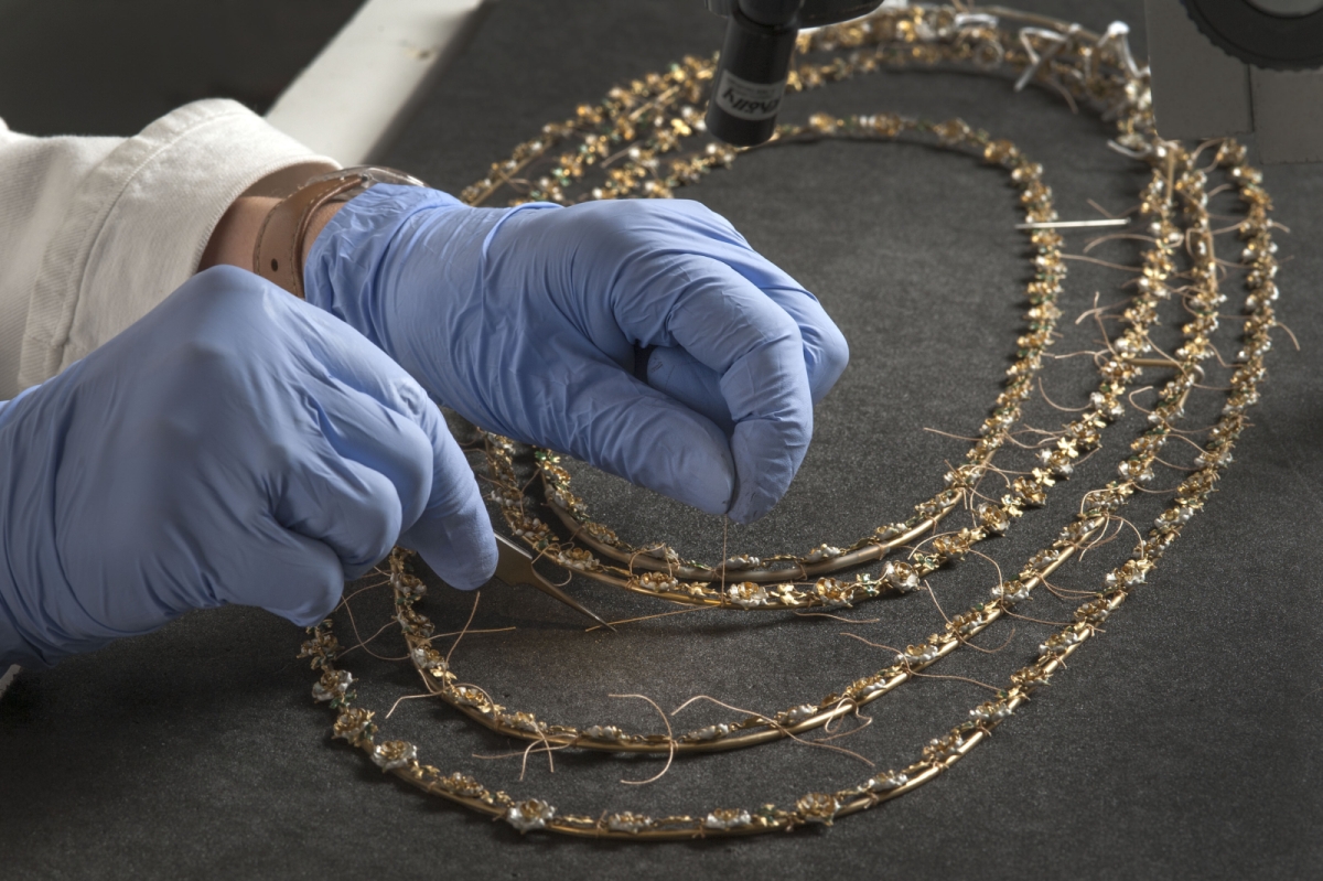 Mounting a necklace from the Cheapside Hoard Photo: © Museum of London