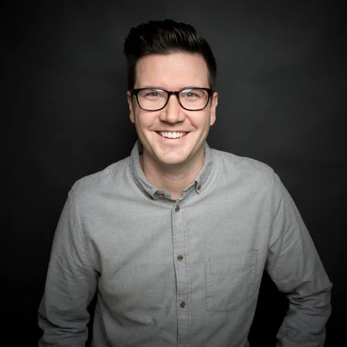 Ben Woodman ¡Ben también está de regreso y será uno de los presentadores de la nueva serie! Ben es el Coordinador Internacional de Jóvenes en Alpha. Él y su esposa Melissa viven en Vancouver, British Columbia, donde él trabajó como pastor juvenil durante 10 años antes de integrarse al equipo de Alpha. Encuéntralo en Instagram y Twitter como @benwoodman.