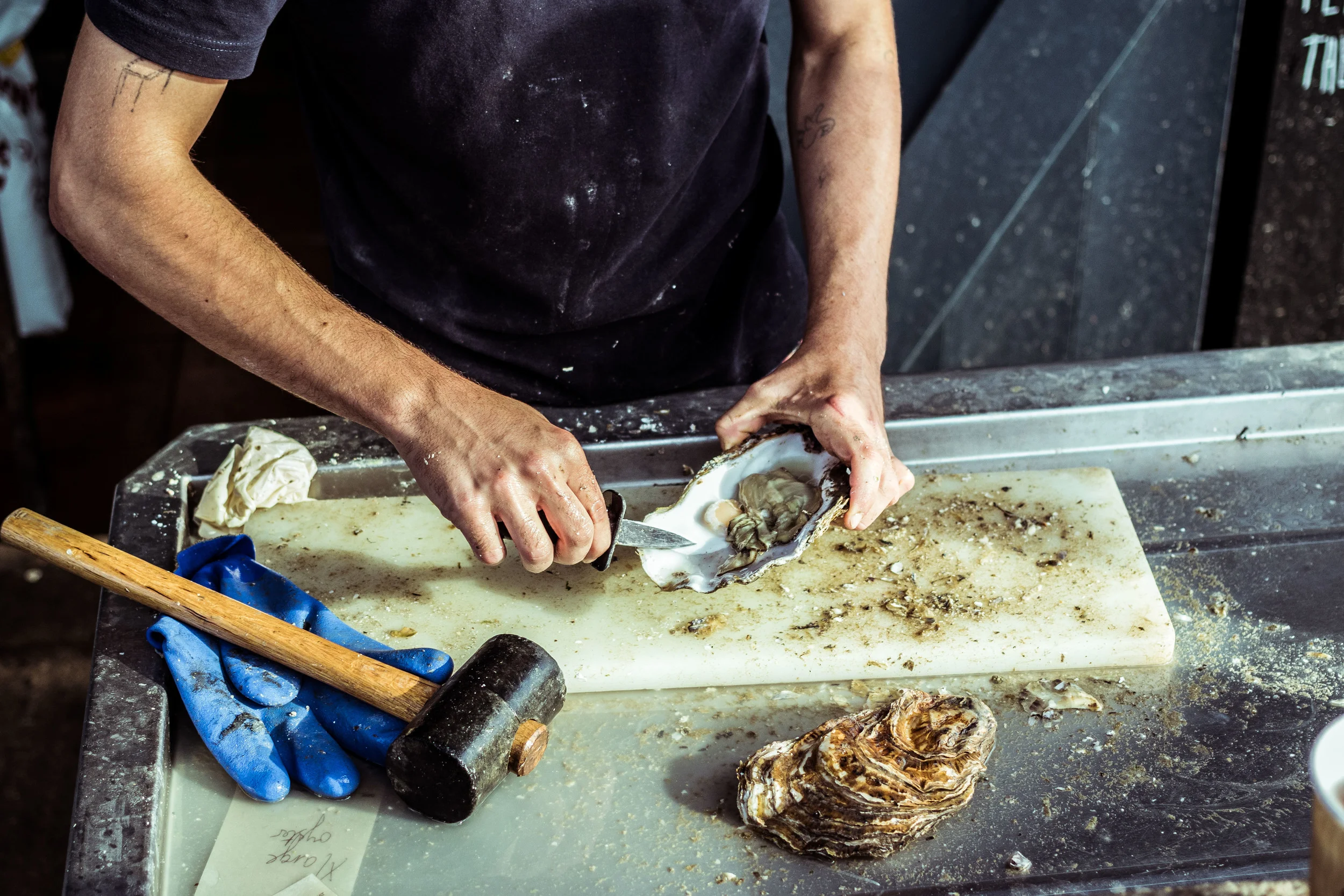 Eng-Whitsable-OysterShucking1--1.jpg