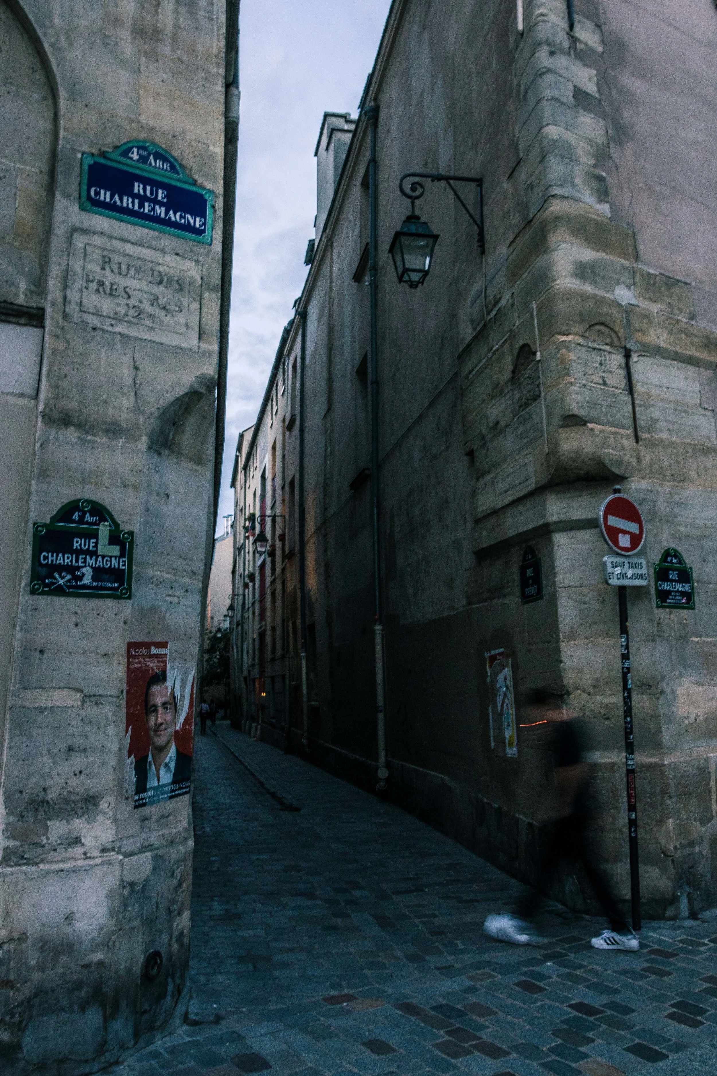 Fra-Paris-SmokingManEnteringPassage.jpg