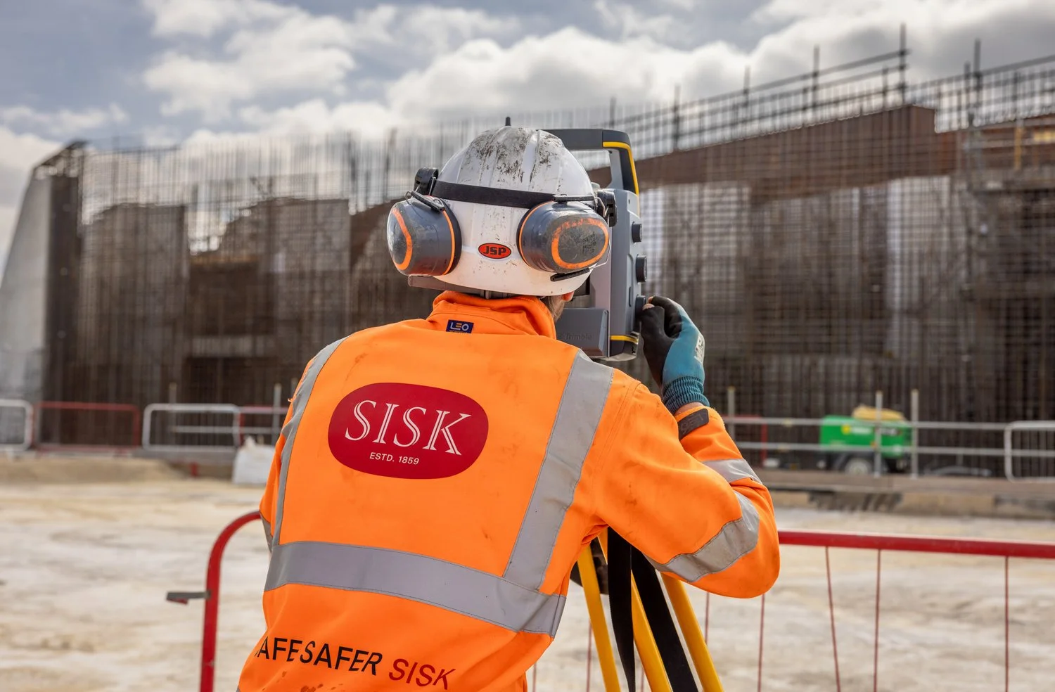  York Central MilestoneSteel beams being lifted into position over East Coast mainline railway at York CentralImage caption - Chris Winter | SISK 