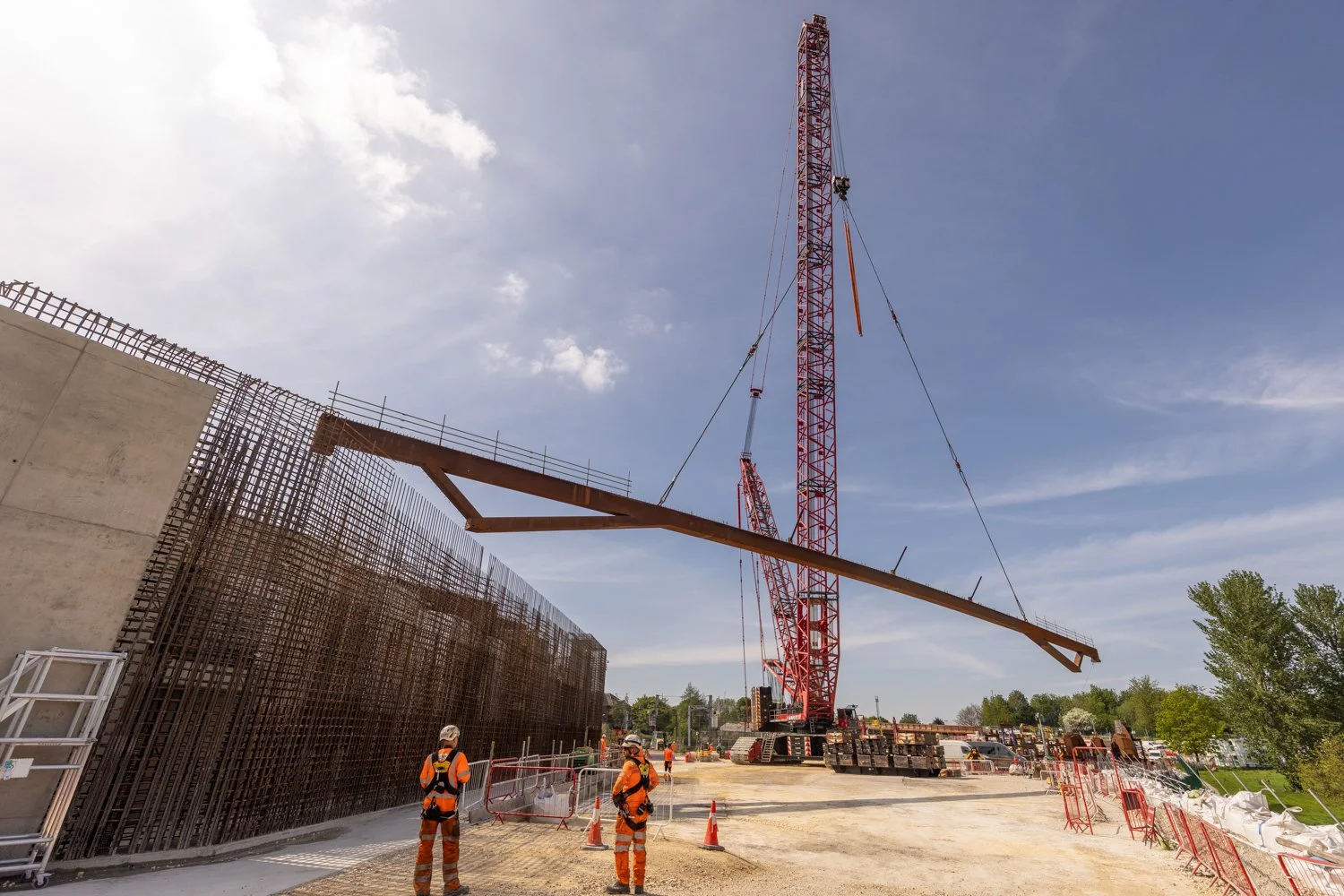  York Central MilestoneSteel beams being lifted into position over East Coast mainline railway at York CentralImage caption - Chris Winter | SISK 