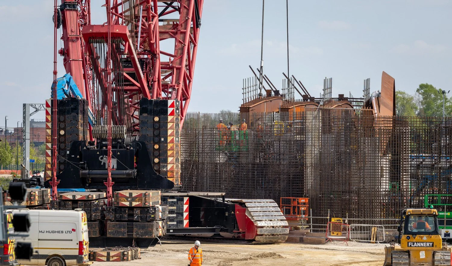  York Central MilestoneSteel beams being lifted into position over East Coast mainline railway at York CentralImage caption - Chris Winter | SISK 