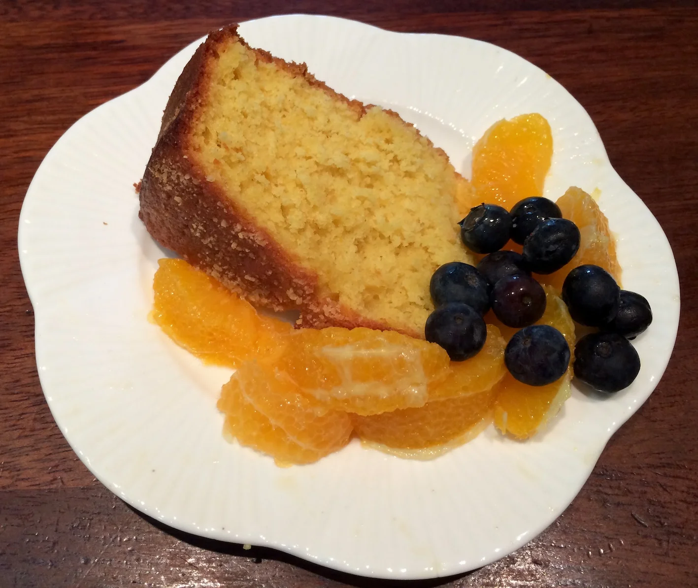 Orange yoghurt cake with fruit