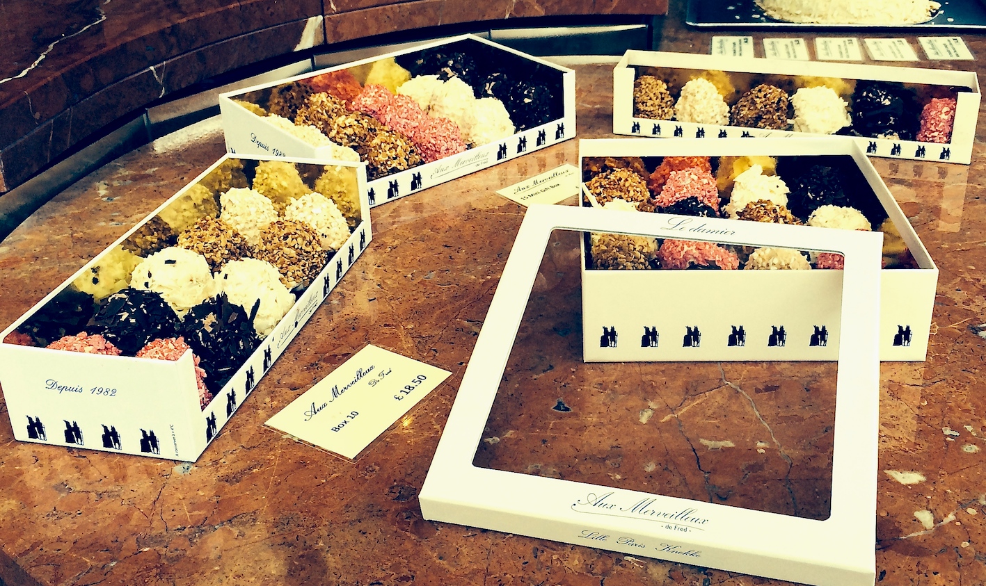 Small cakes, each a mouthful or two