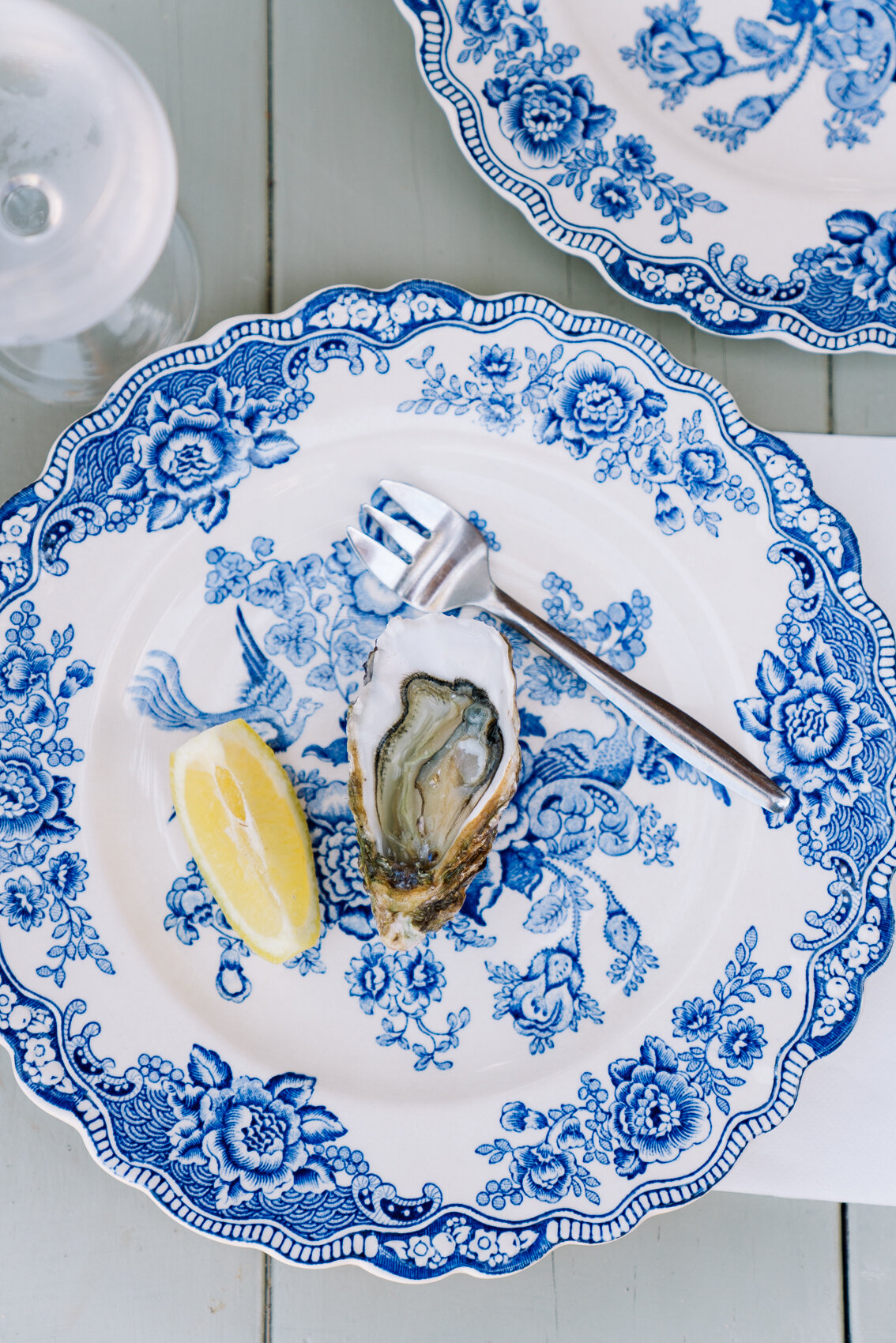 Blue patterned oyster dish in Cap Ferret, France - ©Clara Tuma