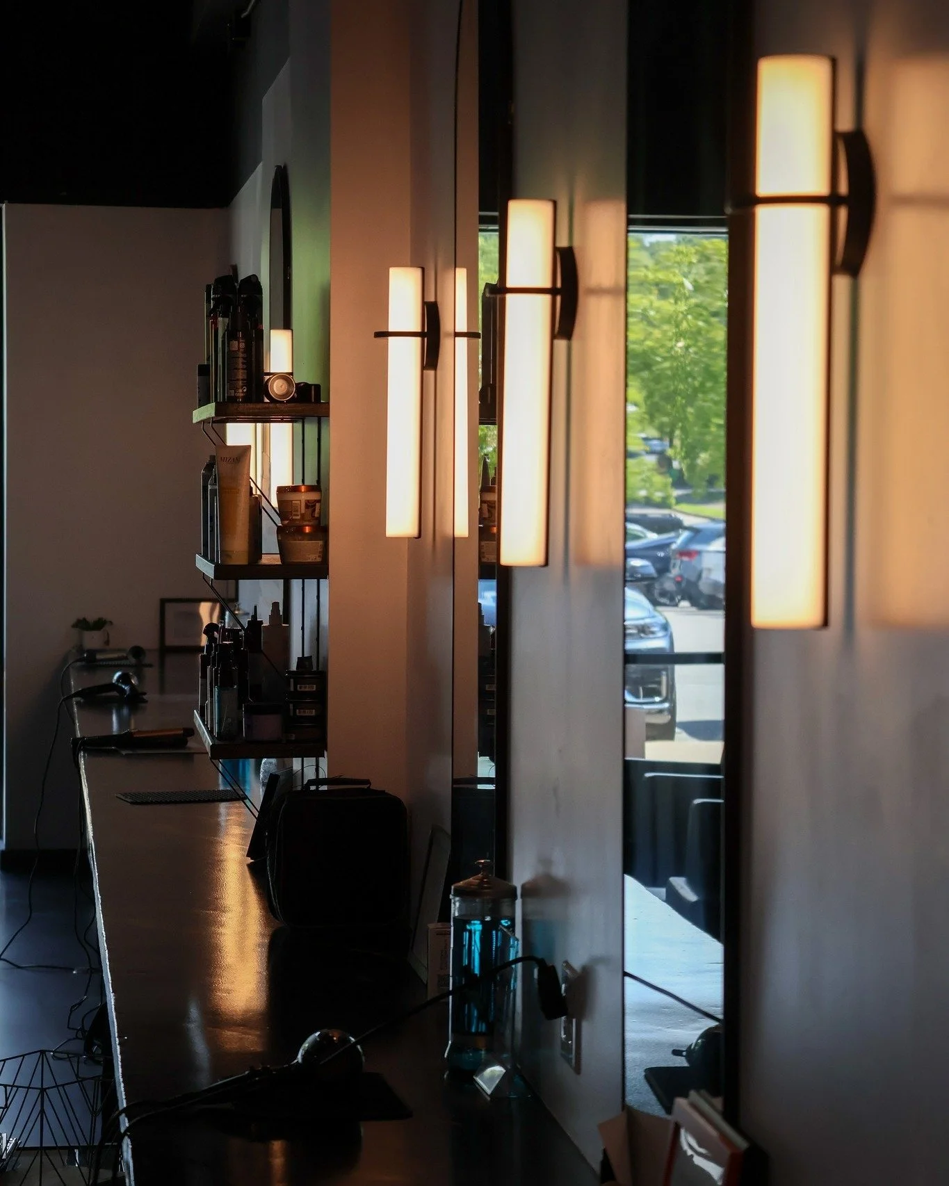 When the afternoon lighting sets the mood in the salon...😎🌅
What a lovely view to end the day! 
#franklintn #SalonLife #HairSalon #moodlighting